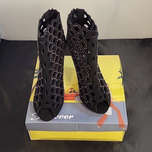 BRAND NEW FOREVER STUDDED CUT OUT DETAILS GLADIATOR SANDAL - Picture 16 of 16